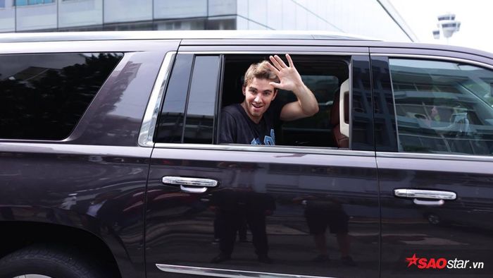 Hot: The Chainsmokers hạ kính siêu xe vẫy chào fan Việt tại sân bay Tân Sơn Nhất