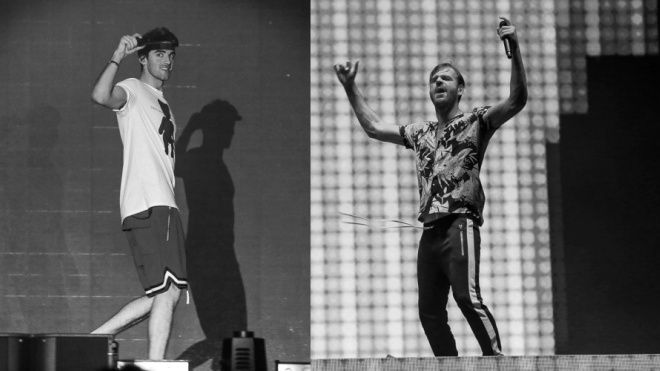 The Chainsmokers mặc quần đùi, cởi phăng áo: Chơi full set 'căng đét' cùng fan Việt Nam!