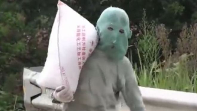 Người phụ nữ Trung Quốc đeo mặt nạ suốt 10 năm