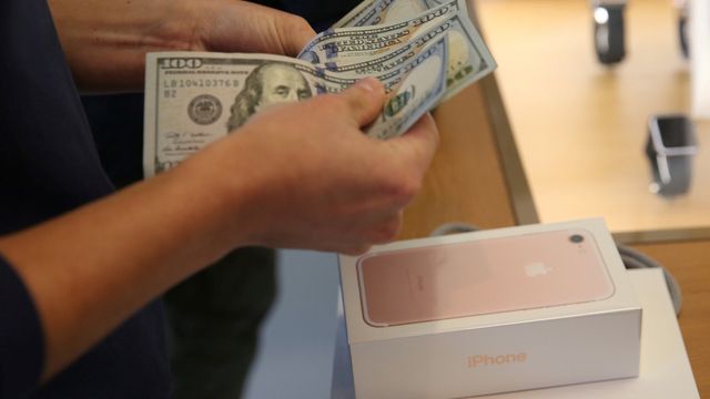 Bán chân tay hoặc làm việc 35 năm để mua iPhone X: Đâu là lựa chọn của bạn?