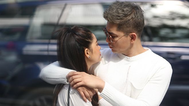 Mặc tin đồn đường ai nấy đi, Tim - Trương Quỳnh Anh ôm hôn tình tứ trên đường phố Hàn Quốc