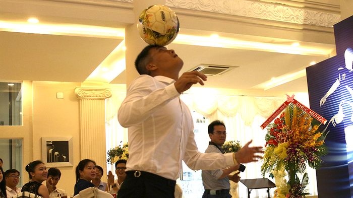 Công Vinh nổi hứng tâng bóng khiến cầu thủ trẻ trầm trồ