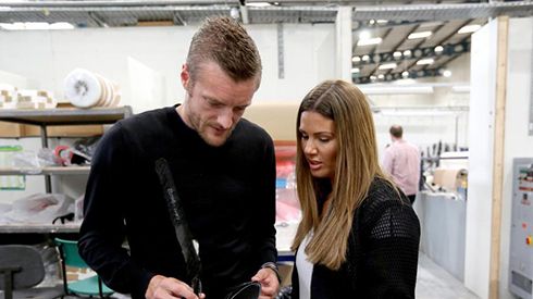 Sao Ngoại hạng Anh đưa bà xã xinh đẹp tới thăm nơi từng làm công nhân