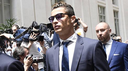 Ronaldo viện lý do… học dốt để cãi trắng tội trốn thuế