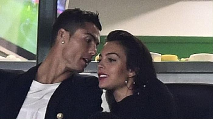 Ronaldo đưa bà bầu 8 tháng Georgina Rodriguez đi xem đá bóng