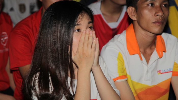 Fan nữ Arsenal Việt rướm nước mắt vì ‘pháo thủ” hụt mất chiến thắng