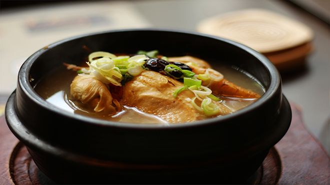 Giải nhiệt ngày nóng Sài Gòn với gà hầm sâm trứ danh của Hàn Quốc