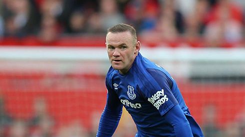 Wayne Rooney phải mặc áo công nhân đi quét rác