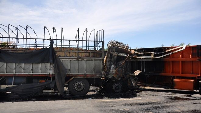 Cận cảnh vụ 2 ôtô bốc cháy do người đàn ông giết vợ lao xe máy vào container tự tử