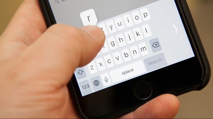 iPhone to quá khổ để có thể gõ phím bằng 1 tay? iOS 11 và thủ thuật sau sẽ giải quyết triệt để