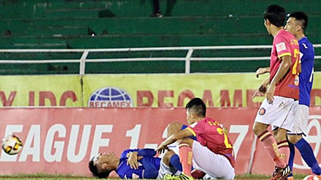 Sao trẻ đạp vào ngực Mạc Hồng Quân nhận án phạt thích đáng