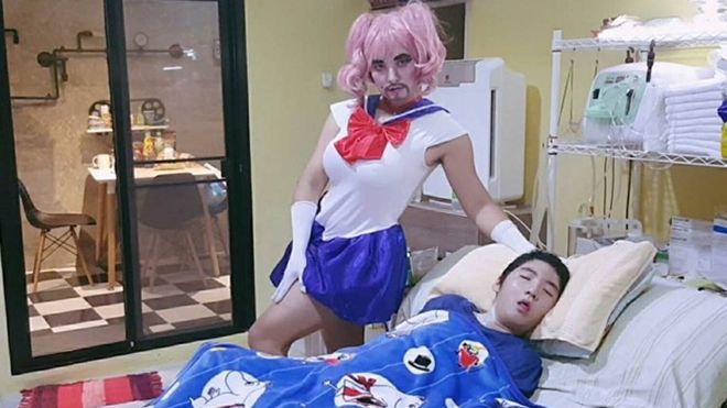 Người cha giả gái để “chữa bệnh” cho con