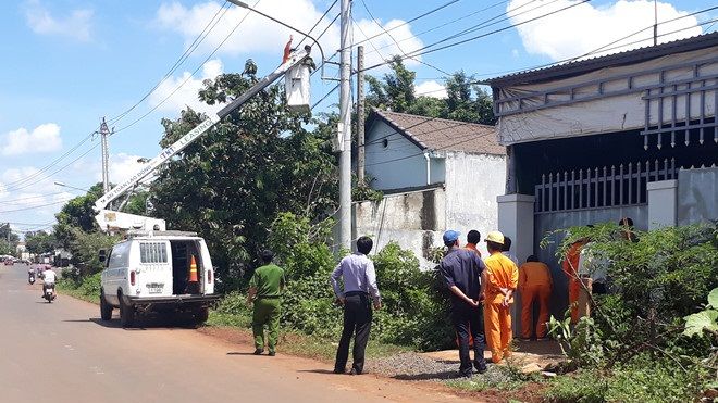 Thanh niên 17 tuổi bị điện giật chết khi đi vệ sinh bên đường