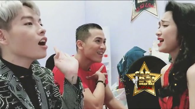 Nghịch ngợm so cao độ, chị em Hoà Minzy - Đức Phúc khiến Mai Tiến Dũng cười té ghế trong hậu trường