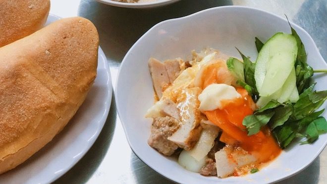 Đến Nha Trang mà chưa ăn bánh mì chấm sẽ là một thiếu sót lớn