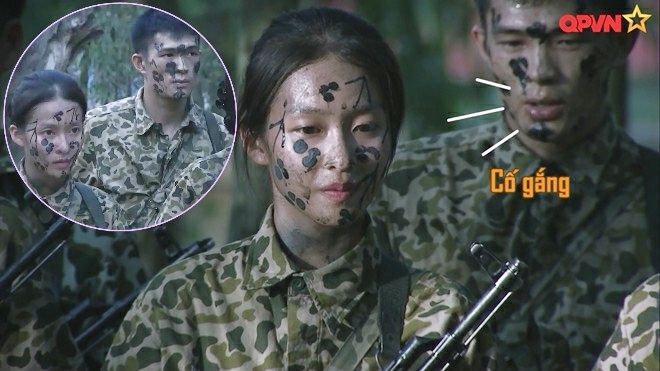 Ấp úng vì quên bài, Khả Ngân được 'soái ca' quân đội nhiệt tình hỗ trợ