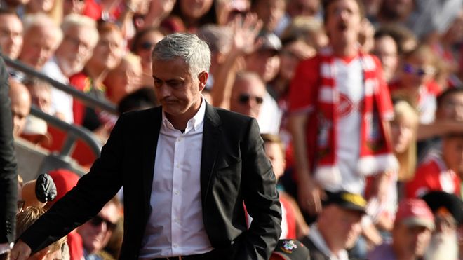 Mourinho cố tình chịu phạt để câu giờ cho học trò?