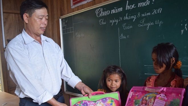 Thầy giáo gần 40 năm 'cõng' chữ lên miền ngược