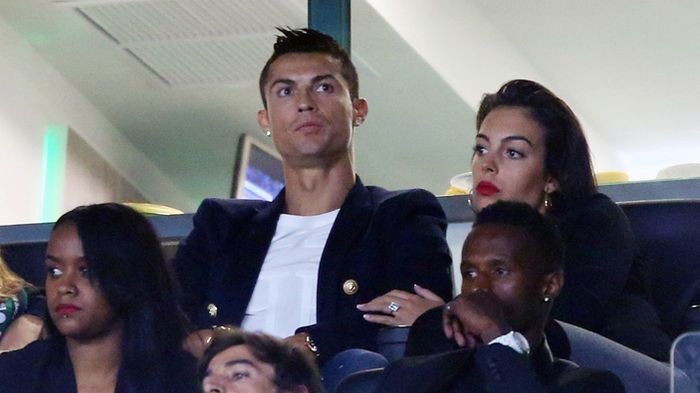 Mua nhẫn bạc tỷ tặng bồ, Cristiano Ronaldo bị đánh giá là không… thông minh