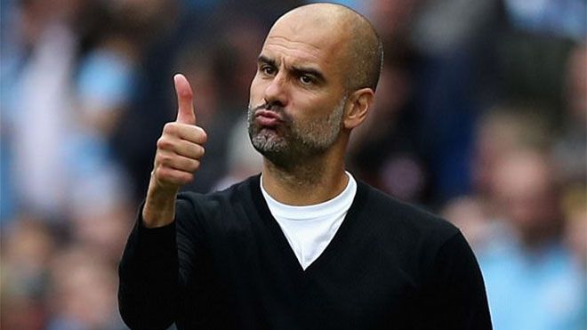 HLV Pep Guardiola chỉ dẫn chiến thuật cho… cậu bé nhặt bóng