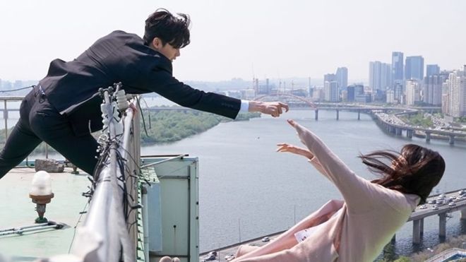 Suzy tự tử, Lee Jong Suk lao ra cứu trong teaser mới 'While You Were Sleeping'