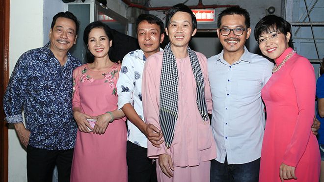 Hoài Linh vui mừng hội ngộ 'người phán xử' Hoàng Dũng và 'mẹ chồng' Lan Hương