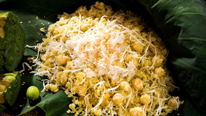 Cốm, món quà vặt bình dị khiến bạn xiêu lòng mùa trăng