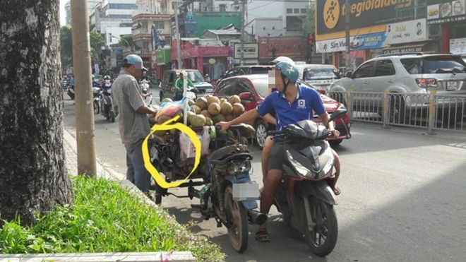 Clip: Bắt quả tang người bán dùng thủ thuật khiến những quả dừa ngọt lịm hút khách ở Sài Gòn