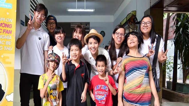 Vũ Cát Tường mang Trung thu đến sớm với các em nhỏ kém may mắn