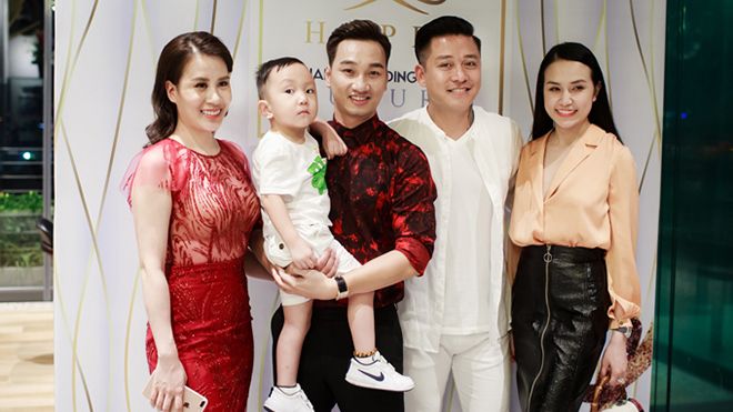 Tuấn Hưng đưa vợ con đến chúc mừng MC Thành Trung lên chức ông chủ