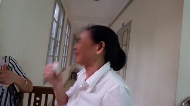 Nước mắt 2 người mẹ trong vụ xét xử cựu cán bộ ngân hàng dâm ô bé gái 8 tuổi ở Hoàng Mai