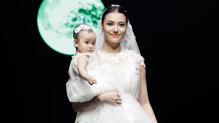 Hồng Quế ẵm con, làm vedette trong đêm mở màn Tuần lễ Thời trang Việt Nam 2018