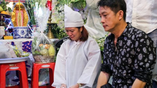 Con gái ruột của danh hài Khánh Nam khóc nấc khi từ Mỹ về chịu tang cha