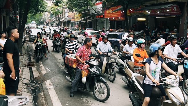 Hà Nội: Dòng người xếp hàng dài cả trăm mét chờ mua 'đặc sản' bánh Trung thu Bảo Phương