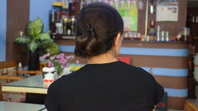 Vụ cha túm tóc đánh đập con gái: Người vợ rơi nước mắt, trần tình về sự việc