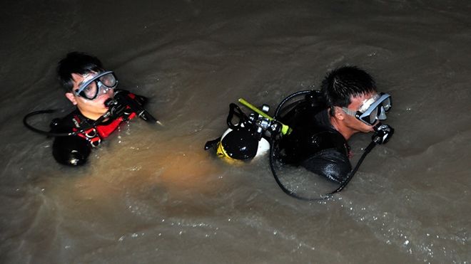 Cảnh sát trầm mình dưới suối lạnh tìm người bị nước cuốn trong đêm