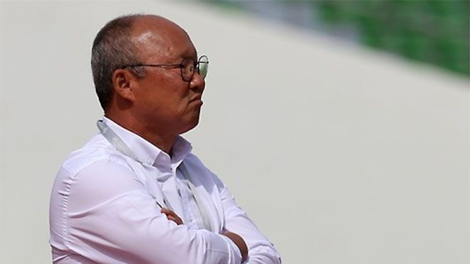 Hói đầu nặng, HLV tuyển Việt Nam vẫn chải tóc và quảng cáo dầu gội