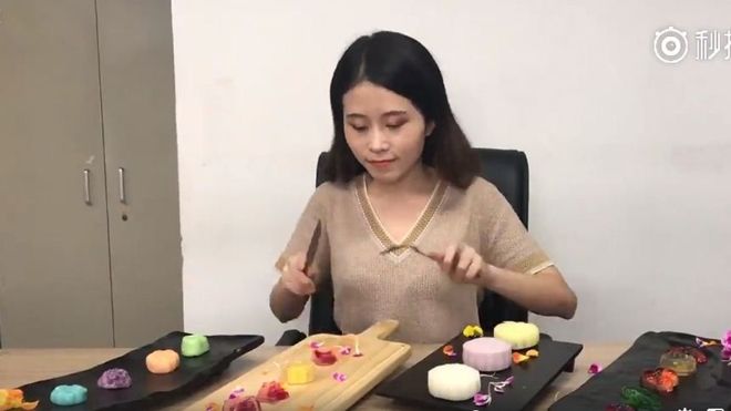 Tròn mắt xem 'thánh ăn công sở' mở tiệc bánh Trung thu ngay tại văn phòng