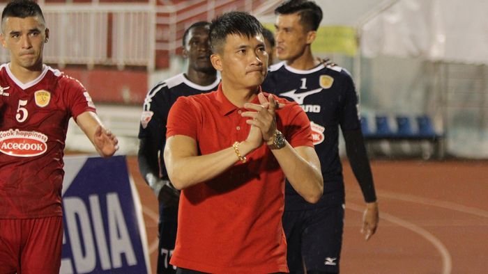 Công Vinh đội mưa nhảy cùng người đẹp mừng sinh nhật đàn em