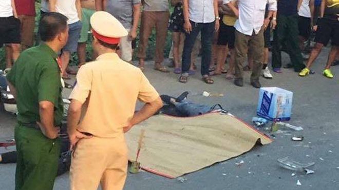 Xe máy đấu đầu xe tải, 2 thanh niên tử vong