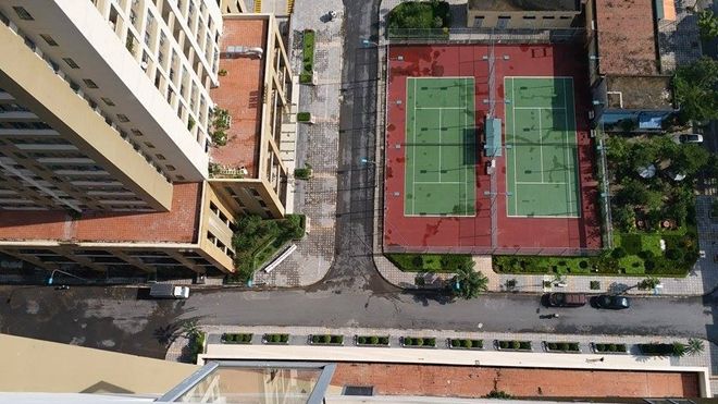 Giây phút người đàn ông vứt xe bỏ chạy rồi ngất xỉu khi thấy nữ sinh rơi từ tầng 25 xuống đất