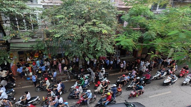 Khách xếp hàng dài đợi mua, tiệm bánh Trung thu Bảo Phương liên tục treo biển hết hàng