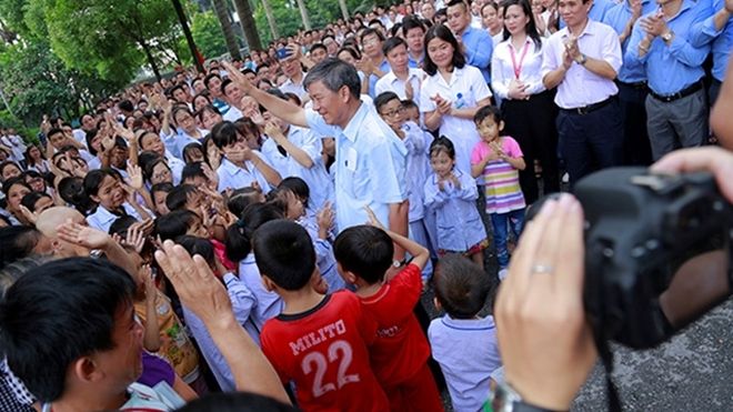 Viện trưởng Huyết học TƯ mắt đẫm lệ ngày nghỉ hưu, hàng dài bác sĩ rơi nước mắt chia tay