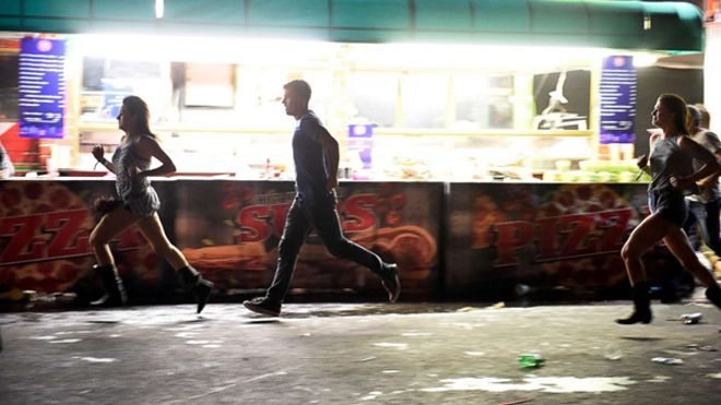 Xả súng ở Las Vegas: Người phụ nữ cùng hôn phu dũng cảm lái xe vượt làn 'mưa đạn', giúp người bị thương