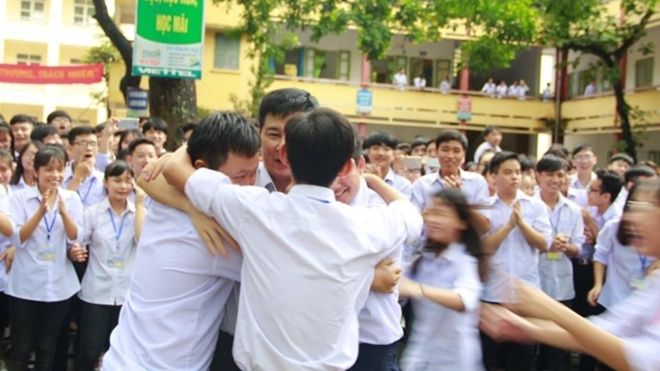 Hàng trăm học sinh xếp hàng, bật khóc khi chia tay thầy hiệu trưởng ở Ninh Bình