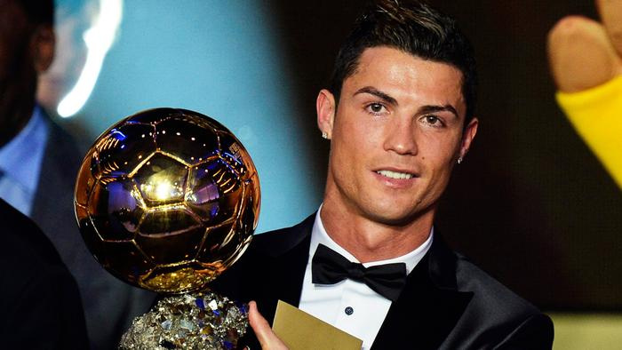 Ronaldo đấu giá Quả bóng vàng, lập tức có tỷ phú chi 16 tỷ VNĐ mua trong 'một nốt nhạc'