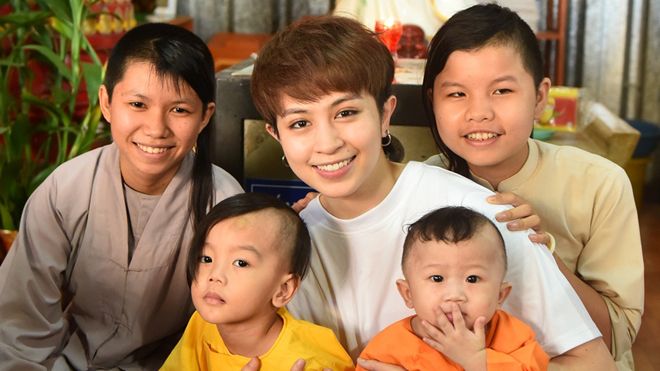 Gil Lê vui vẻ đùa đón Trung thu bên trẻ em khuyết tật