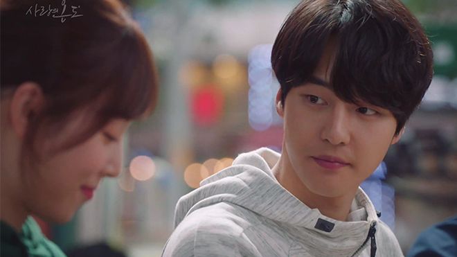 'Temperature Of Love': Phát ghen với 'bà cô già' khi được trai trẻ bế trên tay