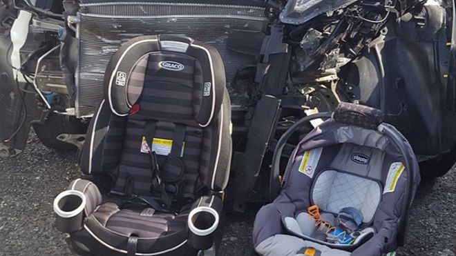 Người mẹ cùng 2 con thoát chết sau tai nạn và bức ảnh này đã tiết lộ nguyên nhân