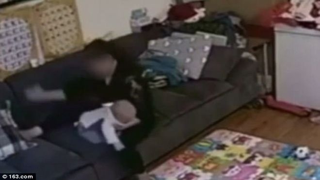 Kinh hoàng bảo mẫu quăng quật trẻ nhỏ như đồ chơi